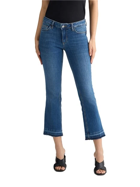 JEANS CROPPED CON ORLO SFRANGIATO DONNA BLU