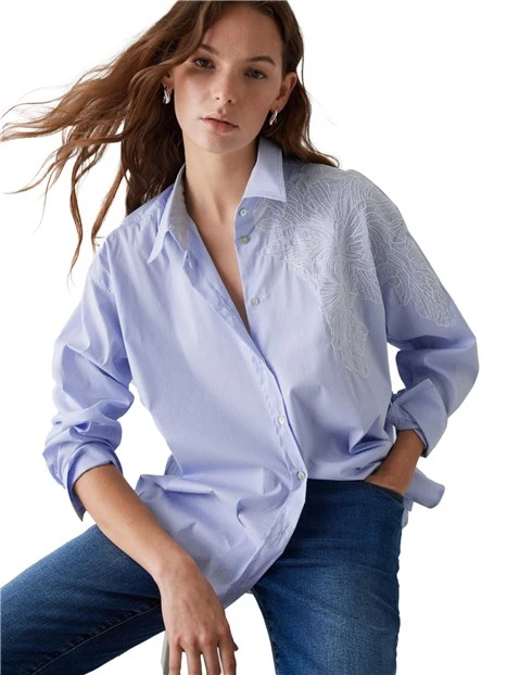 CAMICIA OVER CON FIORE IN PIZZO DONNA AZZURRO